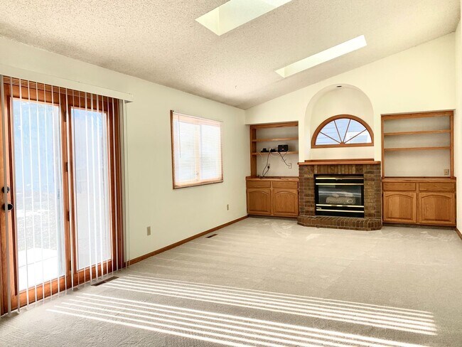 Building Photo - Beautiful & Spacious 4 Bedroom 2.5 Bath Home with 2 Car Attached Garage on Large Lot in South For...