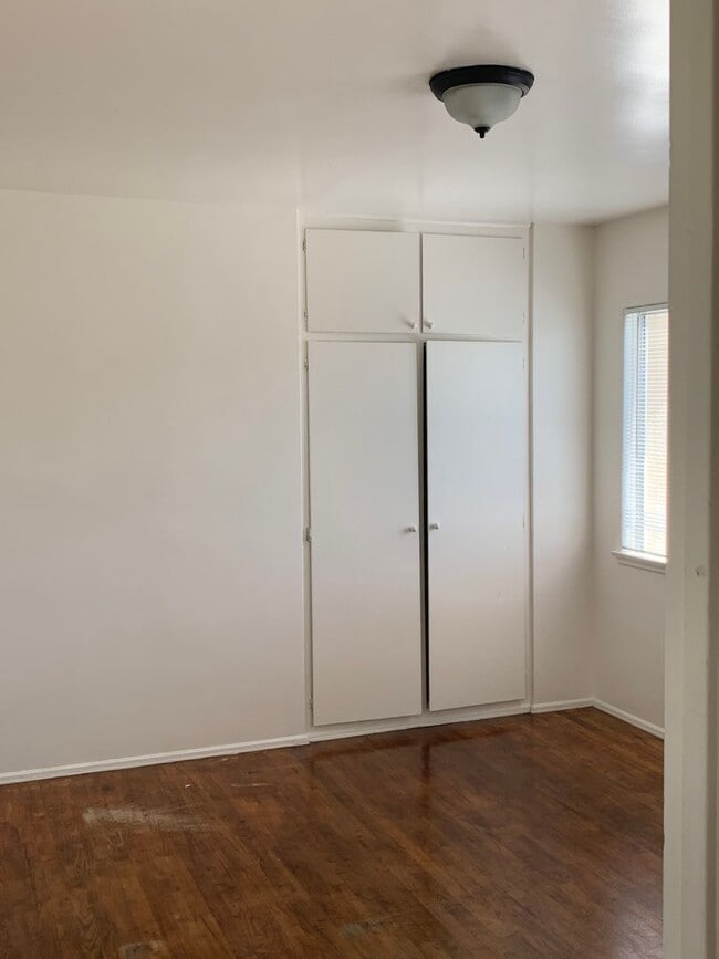 Building Photo - **MOVE-IN DEPOSIT SPECIAL** Lovely 2 Bedroom & 1 Bathroom