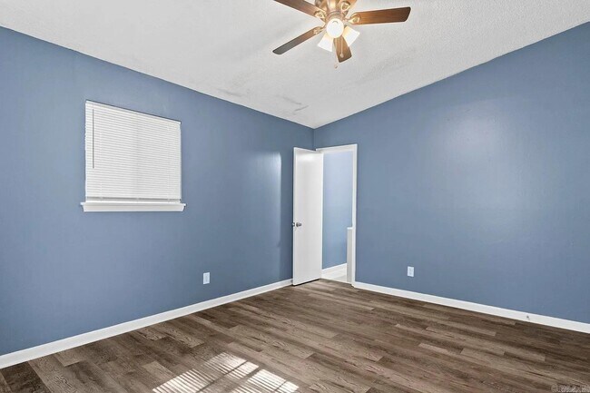 Building Photo - 2502 N Lakeview