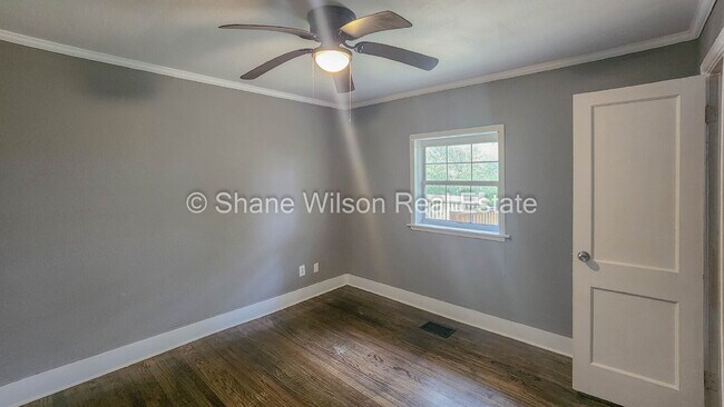 Building Photo - Comfortable 3 bedroom/ 1 bathroom home for rent.  Quiet neighborhood and lovely back yard and dec...