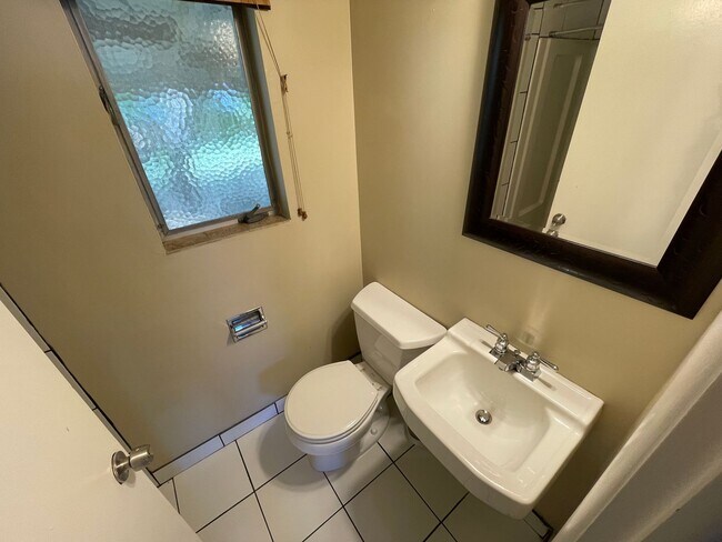 Building Photo - Cozy Holladay Gem – 3 Bed, 2 Bath with Fen...