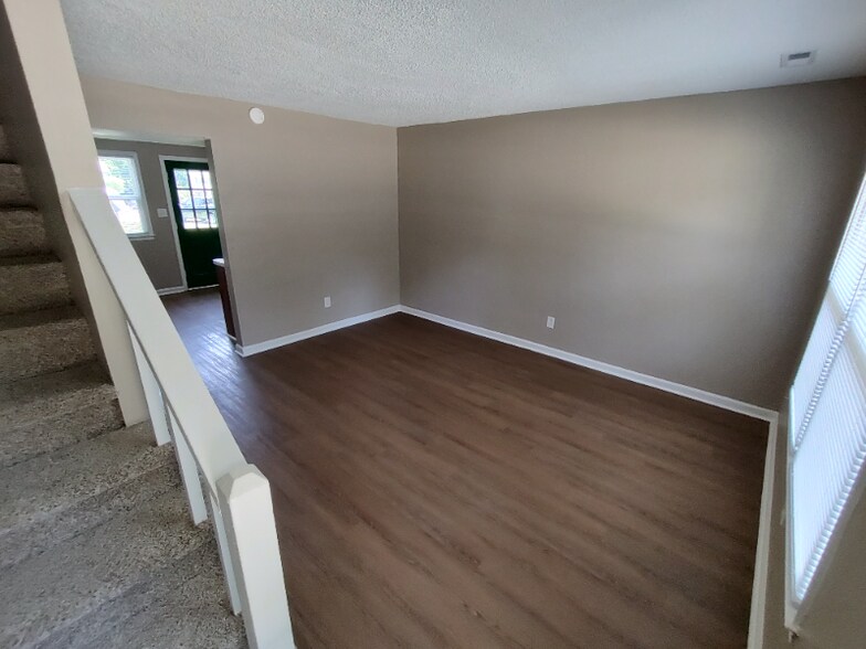 Building Photo - 703 Smithdale Dr