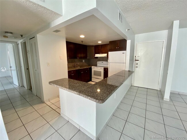 Building Photo - 9686 Fontainebleau Blvd