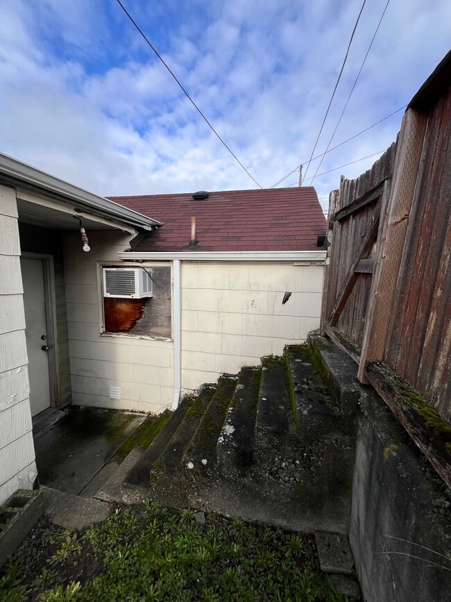 Building Photo - 3BR 1BA with extra storage unit in Poulsbo