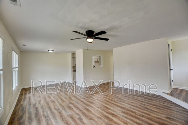 Building Photo - 3900 Raintree Ct