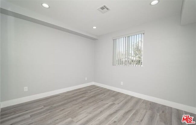 Building Photo - 1348 E Vernon Ave