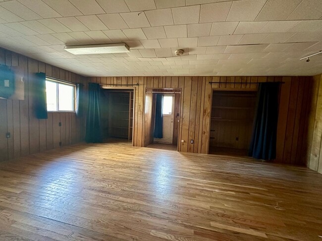 Building Photo - 3 bedroom, single level, 3-car garage spac...