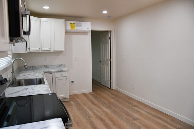 Building Photo - Parker (388) North