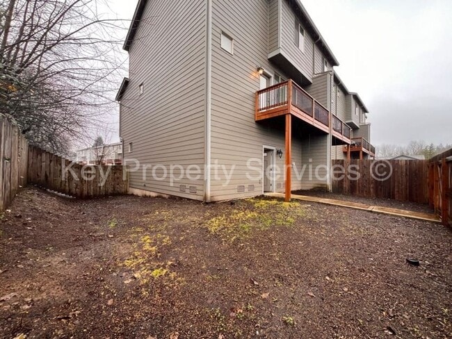 Building Photo - Woodland Townhome Just Minutes from i5