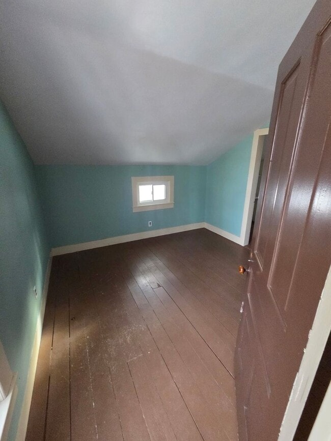 Building Photo - 4 Bed 2 Bath