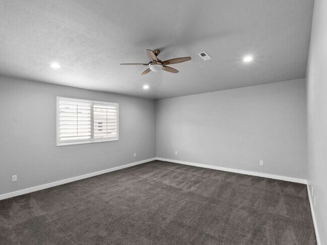 Building Photo - Stunning Bluffdale Home