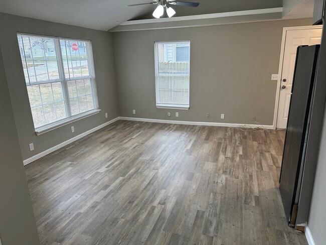 Building Photo - 710 S Logan Ave