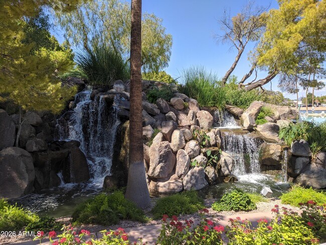 Building Photo - 1321 N Jamaica Way