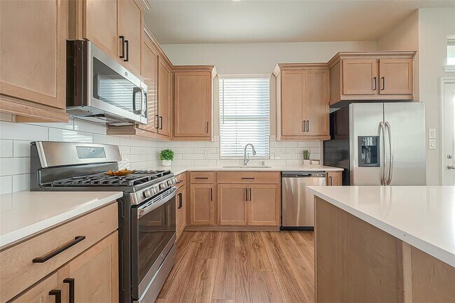 Building Photo - 8700 Laurel Crest Dr