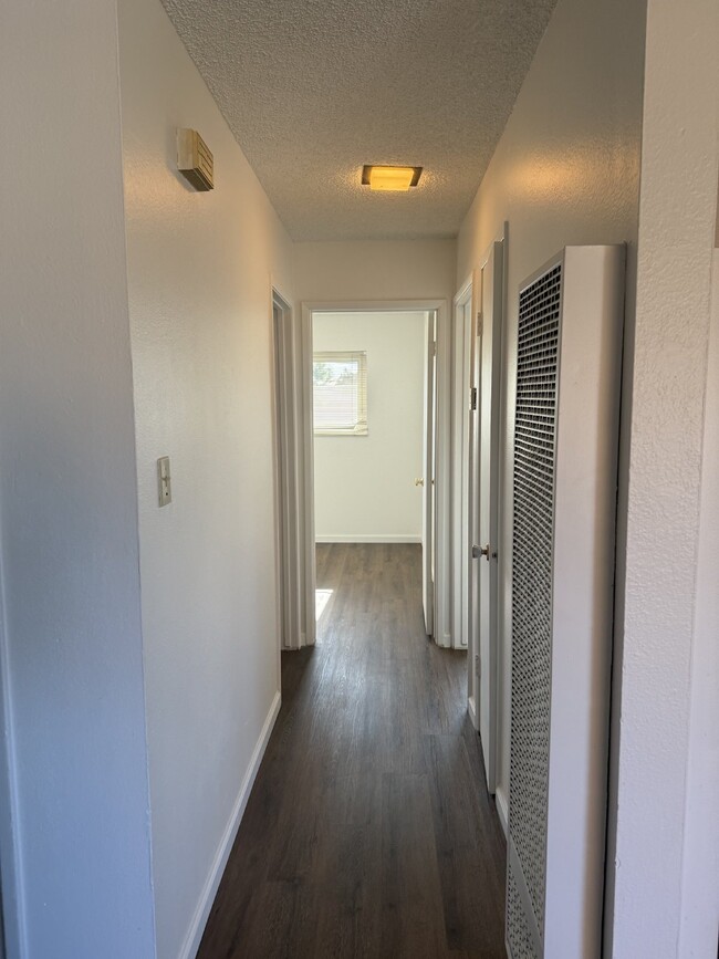 Building Photo - Refreshed 2 Bed, 1 Bath Tracy Apartment