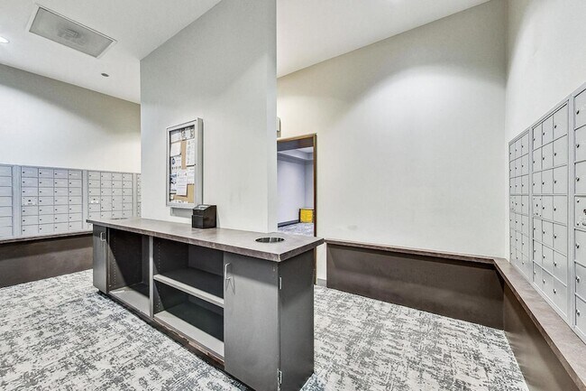 Building Photo - 8 E Randolph St
