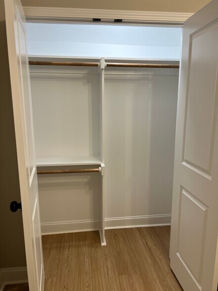 BR closet (open) - 2006 Linda Jones Ave