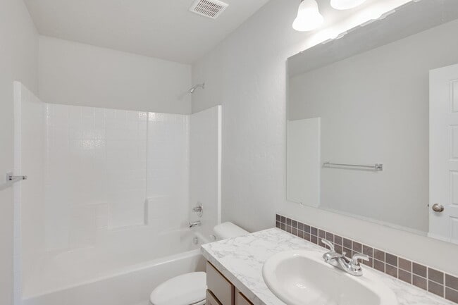 Building Photo - Beautiful, Modern 2 Bedroom Cottage Available!