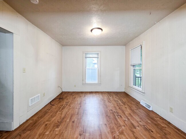 Building Photo - 1208 Koenigstein Ave