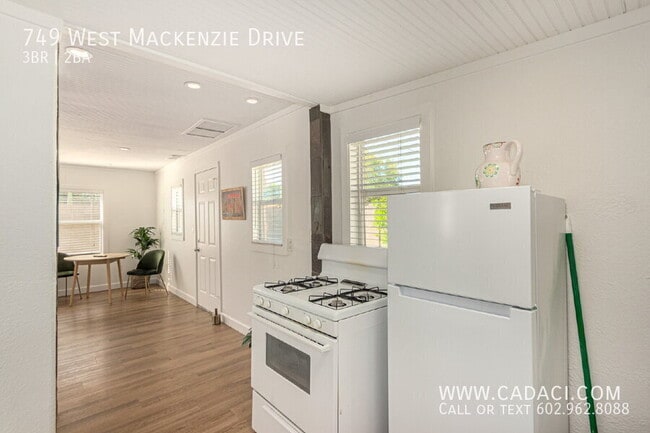 Building Photo - 749 W MacKenzie Dr