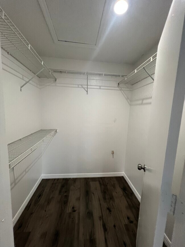 Building Photo - 667 Lake Dexter Cir