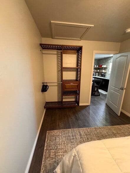 Building Photo - 1207 W Gore Blvd