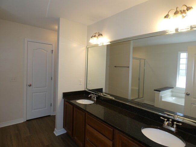 Building Photo - Spacious 4 Bed/3 Bath - Tanglewood