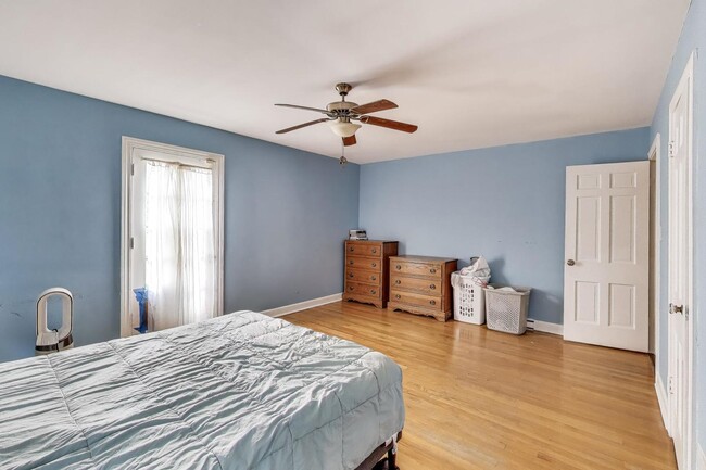 Building Photo - 4350 Bobolink Terrace