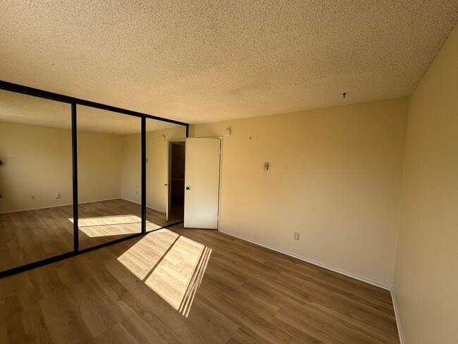 Building Photo - Beautiful UTC Townhome with Private Patio,...