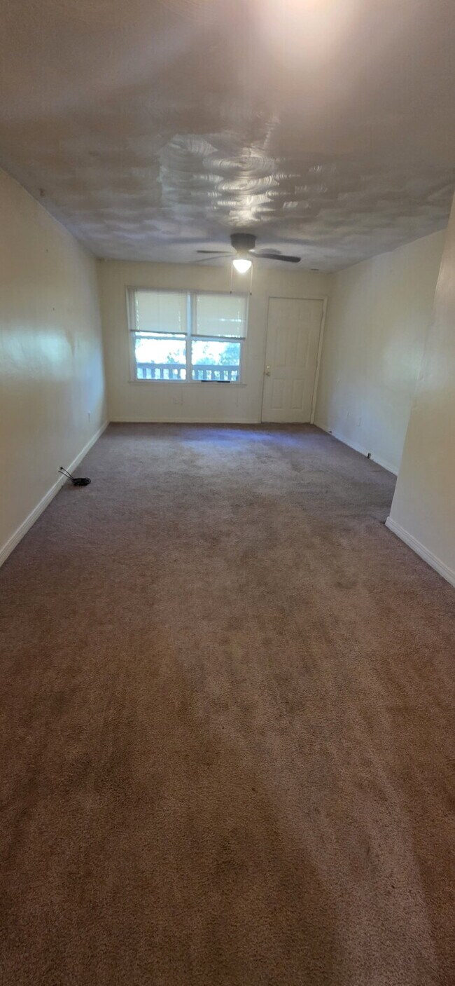Building Photo - 2 bedroom and 1 bath apartment