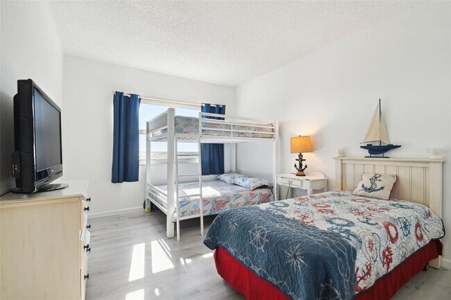 Building Photo - 880 Mandalay Ave