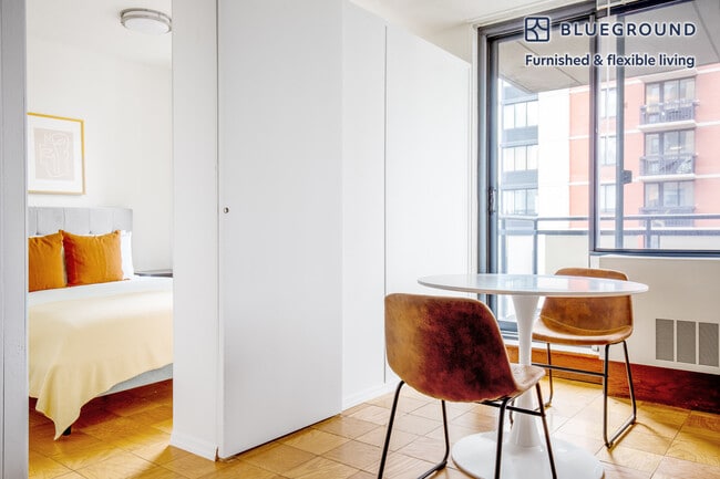 Building Photo - 245 E 40th St