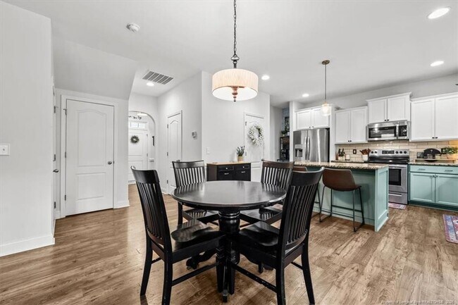 Building Photo - 400 Everest Ct