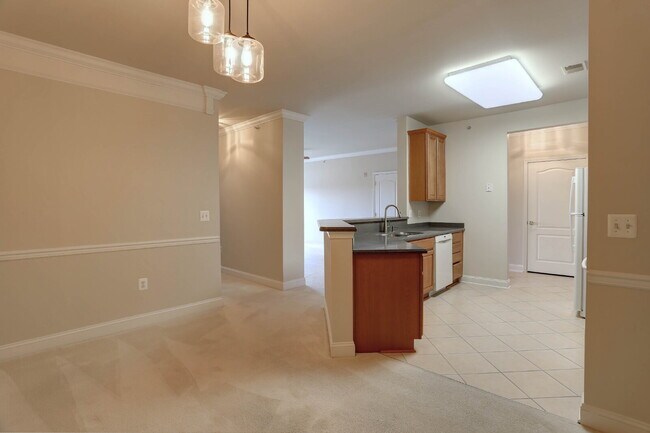 Building Photo - 2BD/2BA Fabulous River Hill Condo