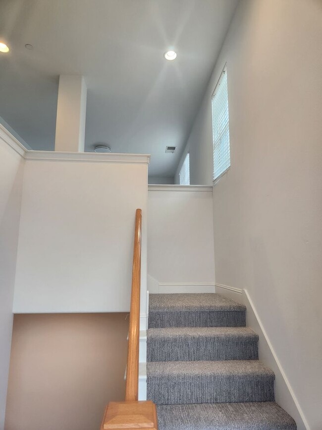 Building Photo - Great Santa Rosa Neighborhood 3 Bedroom, 2.5 Bathrooms