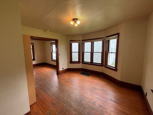 Building Photo - 312 W Arnold St