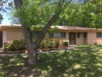 Building Photo - 3/2/2 Fenced yard Pet FRIENDLY