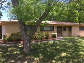 Building Photo - 3/2/2 Fenced yard Pet FRIENDLY