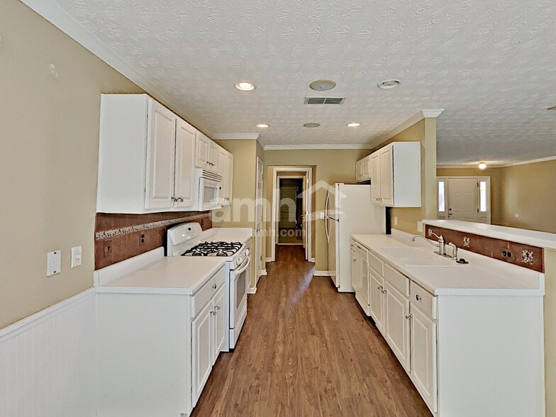 Building Photo - 517 Lazy River Ln