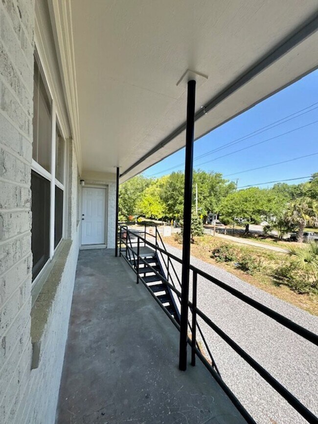 Building Photo - Renovated Three Bedrooms Condo in South Windermere- 6 mins from MUSC!