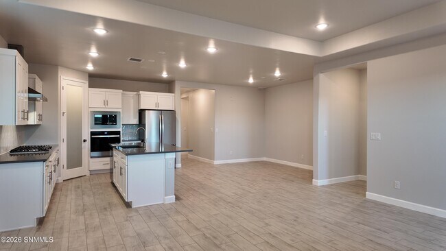 Building Photo - 150 Pinos Altos Trl