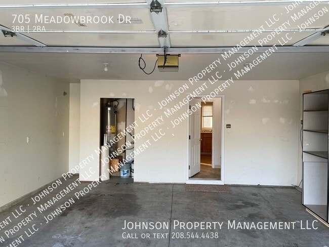 Building Photo - 705 Meadowbrook Dr