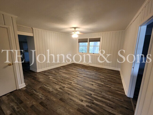 Building Photo - Three bedroom House with Large Lot in Country Setting