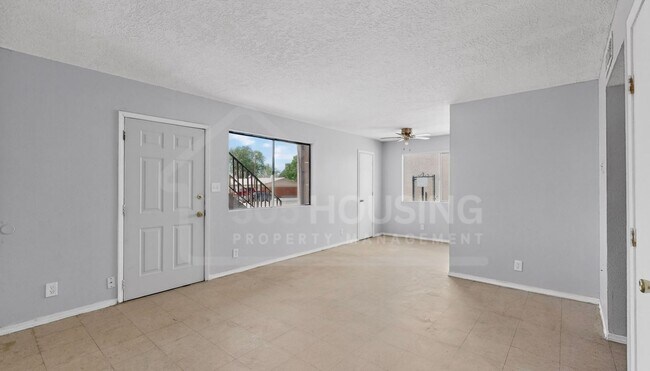 Building Photo - Spacious 2-Bedroom Unit Near Kirtland Air Force Base