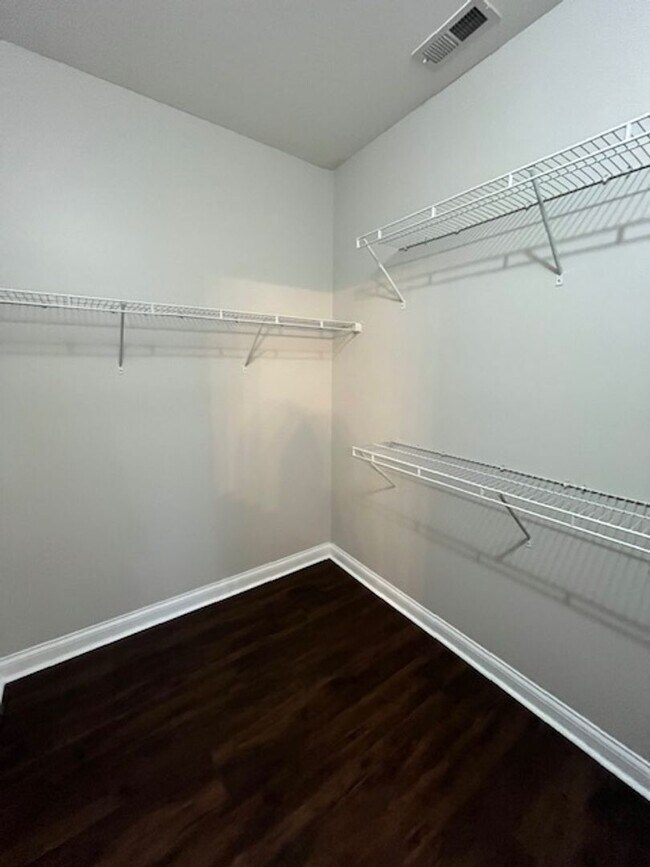 Building Photo - 4-bedroom, 2.5-bathroom home located in the heart of Lexington, KY