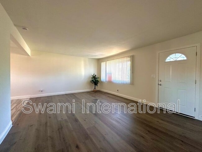 Building Photo - 25532 1/4 Oak St.