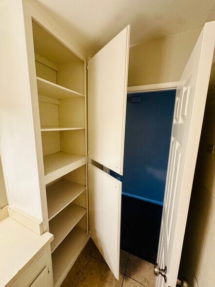 Building Photo - 6005 Hill Dale Ct