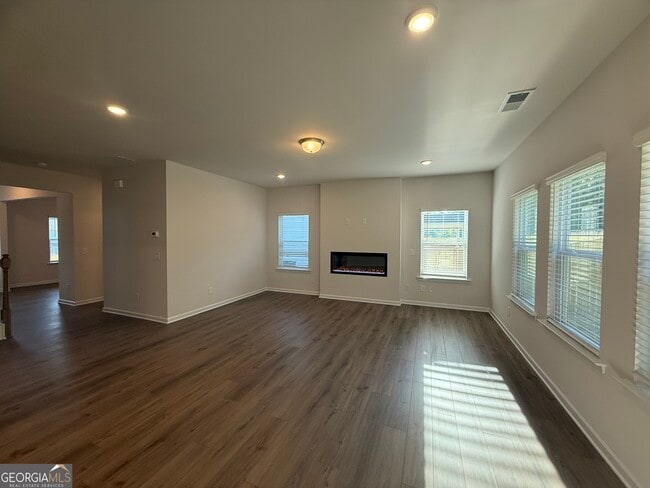 Building Photo - 121 Sycamore Ln