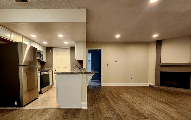 Building Photo - PRICE DROP!  Beautiful Ground Floor 2 Bed 2 Bath Condo! Sunroom!