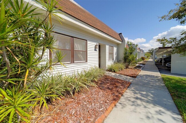 Building Photo - 13827 Mission Oaks Blvd